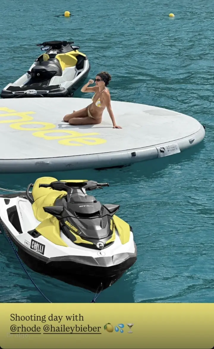 Hailey Bieber x Rhode shooting con CHILLI